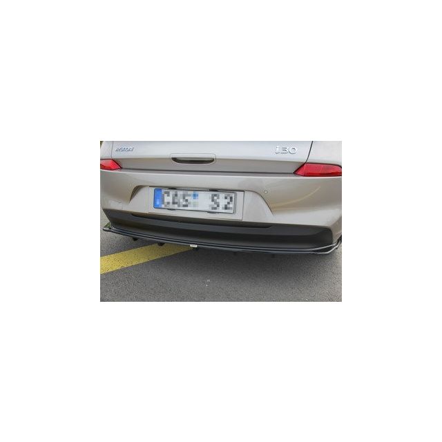 купи Централна Добавка за задна броня (с вертикални ленти) Hyundai I30 Mk3 хечбек - Maxton Design